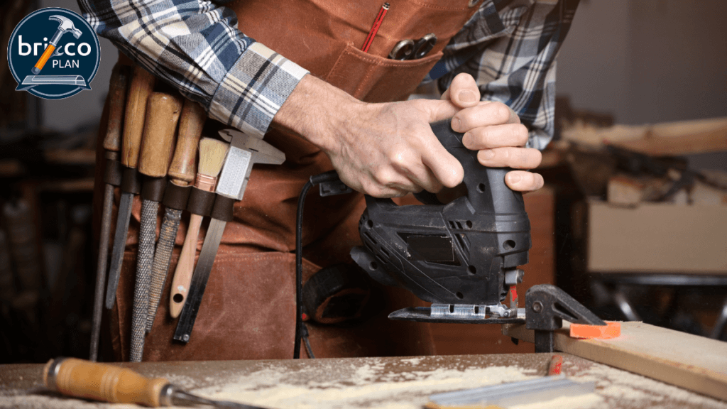 Sierra de calar realizando un corte preciso en madera en un proyecto de bricolaje de Bricoplan