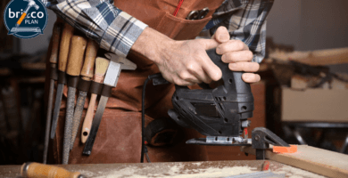 Sierra de calar realizando un corte preciso en madera en un proyecto de bricolaje de Bricoplan