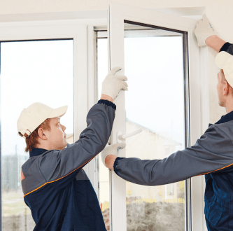 Instalación de ventanas de PVC por profesionales en vivienda para mejorar el aislamiento térmico y la eficiencia energética del hogar