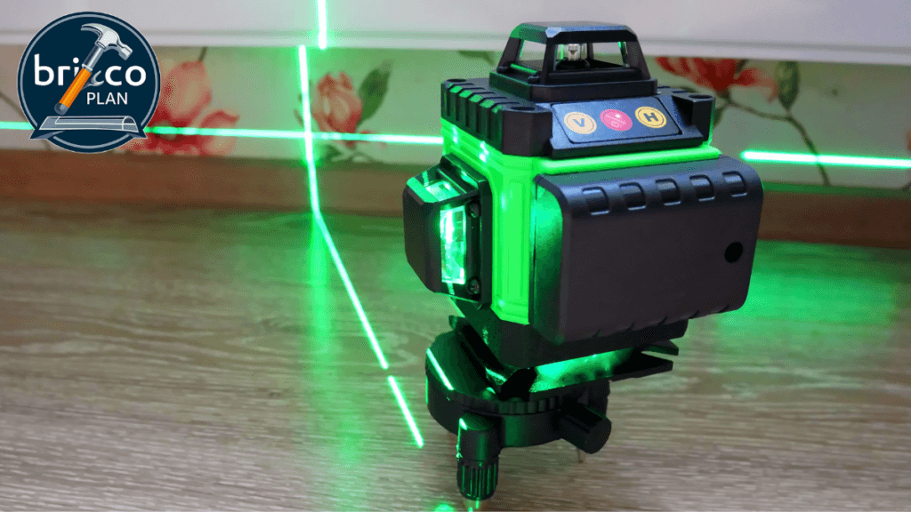 Nivel láser autonivelante verde proyectando líneas precisas en obra DIY