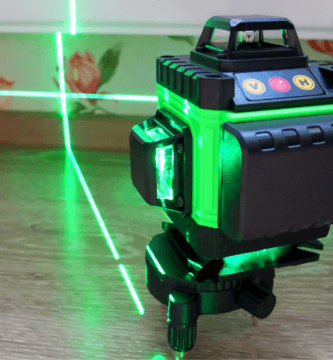 Nivel láser autonivelante verde proyectando líneas precisas en obra DIY