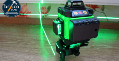 Nivel láser autonivelante verde proyectando líneas precisas en obra DIY