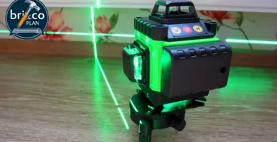 Nivel láser autonivelante verde proyectando líneas precisas en obra DIY