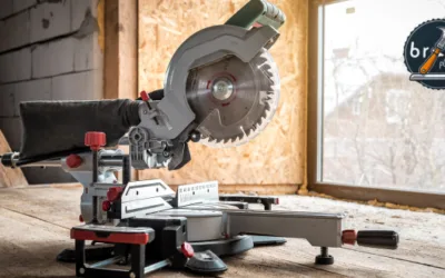 Sierra ingletadora eléctrica sobre banco de trabajo en taller de carpintería lista para realizar cortes precisos en madera