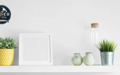 Estantes flotantes minimalistas en pared blanca con macetas, plantas y decoración, logo Bricoplan esquina.