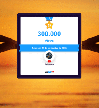 Canal de Bricoplan en YouTube celebrando más de 300.000 visualizaciones, con imagen del banner del canal y herramientas de bricolaje.