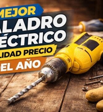 Trepant elèctric percutor sobre banc de treball de fusta, eina ideal per a bricolatge domèstic i reformes a casa