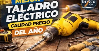 Taladro eléctrico percutor sobre banco de trabajo de madera, herramienta ideal para bricolaje doméstico y reformas en casa
