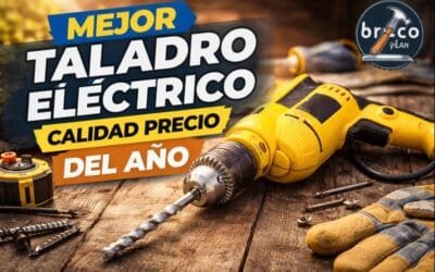 Taladro eléctrico percutor sobre banco de trabajo de madera, herramienta ideal para bricolaje doméstico y reformas en casa